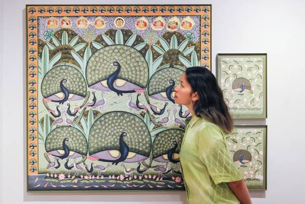 Bilder des Jahres 2025, Entertainment 07 Juli Entertainment Themen der Woche KW27 ˜Feast, Melody and Adornment™ Indian Pichvai art photocall at the Mall Galleries, London, UK London, UK. 01st July, 2025. Staff with Morakuti - Peacocks . All works are by Atelier Pichvai Tradition and Beyond (indivitual painters unnamed) ˜Feast, Melody and Adornment™ is London™s first major presentation of contemporary Indian Pichvai art. Featuring over 400 vibrant, hand-painted works, it will allow visitors to explore the historical significance of the 400-year-old art form and its artistic evolution. Pichvai are intricate devotional textile paintings created for Hindu temples, traditionally hung behind icons of Lord Krishna, with each piece telling a story of devotion, artistry and cultural preservation., Credit:Imageplotter  Copyright: xImageplotterx xAvalonx 1016874672