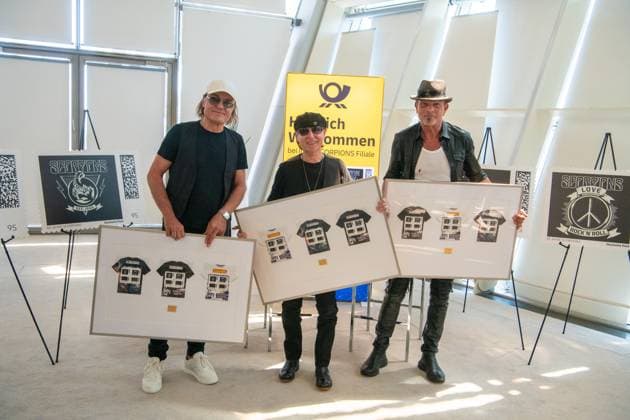 Bilder des Jahres 2025, Entertainment 07 Juli Entertainment Themen der Woche KW27 Deutschland, Bonn, 01.07.2025 Die Deutsche Post ehrt die erfolgreiche Rockband Scorpions anlaesslich ihres 60-jaehrigen Buehnenjubilaeum mit einer eigenen, limitierten Briefmarken-Sonderedition Foto: v.l.n.r.: Matthias Jabs, Klaus Meine und Rudolf Schenker, Mitglieder der Scorpions Fuer Ihr Archiv *** Germany, Bonn, 01 07 2025 Deutsche Post honors the successful rock band Scorpions on the occasion of their 60th stage anniversary with a special limited stamp edition Photo from left to right Matthias Jabs, Klaus Meine and Rudolf Schenker, members of the Scorpions For your archive