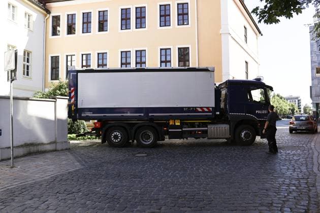 Bilder des Jahres 2025, News 07 Juli News Themen der Woche KW27 Ein LKW der Polizei transportiert am Nachmittag die Akten vom Landtag ab. Durchsuchungen im Landtag bei CDU, SPD und AfD. Im Landtag von Sachsen-Anhalt sind am Dienstag Büros von CDU, SPD und AfD durchsucht worden. Es geht um den Verdacht der Untreue. Sachsen-Anhalts Landtagsfraktionen von CDU, SPD und AfD sollen unzulässige Zulagen gezahlt haben. Ermittler haben deshalb am Dienstag Büros der Parteien im Landtag durchsucht. Hintergrund ist eine Anzeige des Steuerzahlerbundes. *** A police truck transports the files from the state parliament in the afternoon Searches in the state parliament at CDU, SPD and AfD Offices of the CDU, SPD and AfD in the state parliament of Saxony-Anhalt were searched on Tuesday It is about the suspicion of embezz