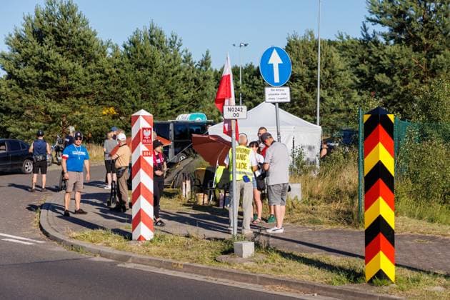 News Themen der Woche KW27 01.07.2025: An der Grenze von deutschland nach Polen am Übergang Linken stehen polnische Bürger und demonstrieren gegen die Abschiedepolitik von Deutschland Linken Mecklenburg-Vorpommern Deutschland *** 01 07 2025 Polish citizens stand at the border from Germany to Poland at the Linken crossing and demonstrate against the farewell policy of Germany Linken Mecklenburg-Vorpommern Germany