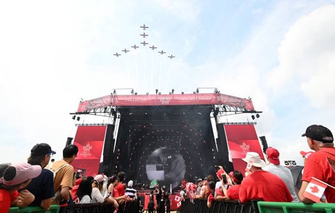 July 1, 2025, Ottawa, On, Canada: p>Royal Canadian Air Force Snowbirds do a fly over during Canada Day celebrations at LeBreton Flats in Ottawa on Tuesday, July 1, 2025. Ottawa Canada  - ZUMAc35_ 20250701_zaf_c35_041 Copyright: xSpencerxColbyx