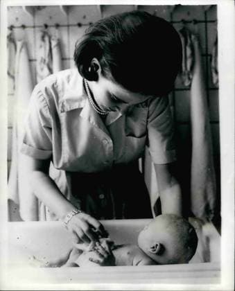 Dänemark Finnland Grönland Island 1958 – Nicht zur Veröffentlichung vor Freitag, dem 12. Juni. Die zukünftige Königin der Hellenen lernt Kinderfürsorge: Dänemarks Prinzessin Anne-Marie, die am 18. September in Athen König Konstantin von Griechenland heiraten wird, absolviert seit einiger Zeit eine Ausbildung in Kinderbetreuung in einem Kopenhagener Kinderheim – als Teil ihrer Vorbereitung auf ihre neue Rolle als Königin von Griechenland. Das Foto zeigt Prinzessin Anne-Marie beim Baden eines Babys – während ihrer Ausbildung in Kopenhagen. Athens Greece *** Denmark Finland Greenland Iceland 1958 – not to Publication before Friday, the 12 June the future Queen the Hellenes learns Childcare Denmark Princess Anne Marie, the on 18 Sept  Copyright: xUnitedxArchivesx xkpaxKeystonex 19600108_p01_k09_139