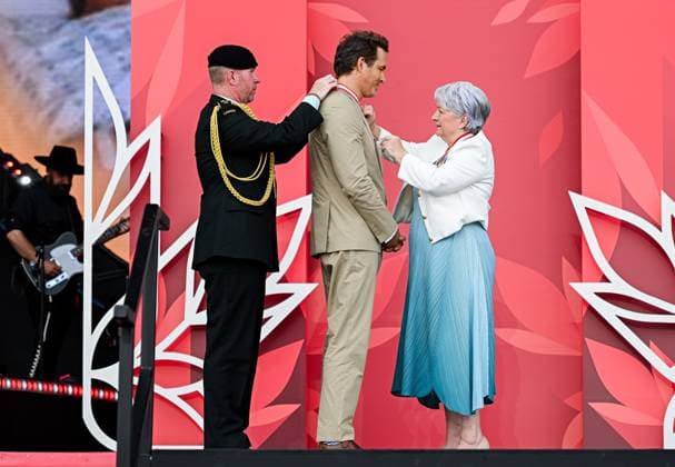 July 1, 2025, Ottawa, On, Canada: Canadian-American actor Ryan Reynolds, centre, is invested as an Officer to the Order of Canada by Gov. Gen. Mary Simon, right, during Canada Day celebrations at LeBreton Flats in Ottawa, on Tuesday, July 1, 2025. Ottawa Canada - ZUMAc35_ 20250701_zaf_c35_055 Copyright: xSpencerxColbyx