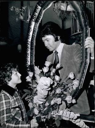 Bands Komponisten Instrumente Musiker Oper Orchester Schallplatten Sänger Songwriter Symphonien 1964 - Rex Gildo erhält den ersten Sympathiepreis der deutschen Showjournalisten Weil er nie fehl am Platz ist... ...für sein kooperatives Wesen, seine erfrischende Ehrlichkeit und seine Selbstironie wird dem sanften Sänger Rex Gildo am 28. November in West-Berlin die erste Rose verliehen. Die westdeutschen Showjournalisten beabsichtigen, diesen Sympathiepreis (eine kostbare Goldschmiedearbeit) jährlich zu vergeben; dasselbe ist für Die Distel geplant, die an den presseunfreundlichsten Künstler verliehen werden soll. Unser Bild: Vor der Verleihung der Rose am Abend schlenderte Rex Gildo über einen Berliner Flohmarkt in e  Copyright: xUnitedxArchivesx xkpaxKeystonex 19600110_baf_k09_559