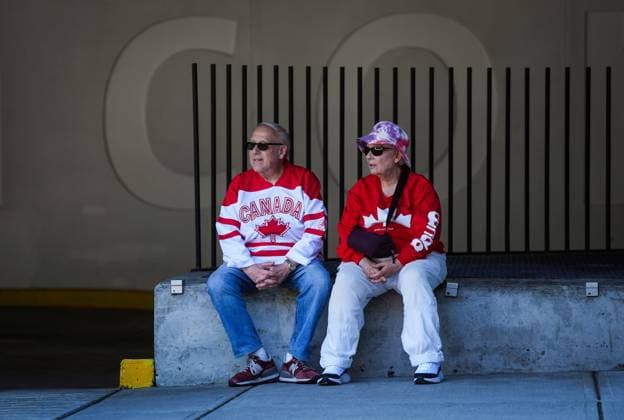 July 1, 2025, Vancouver, Bc, CANADA: People attending Canada Day festivities rest in the shade, in Vancouver, on Tuesday, July 1, 2025. Vancouver CANADA  - ZUMAc35_ 20250701_zaf_c35_109 Copyright: xDarrylxDyckx