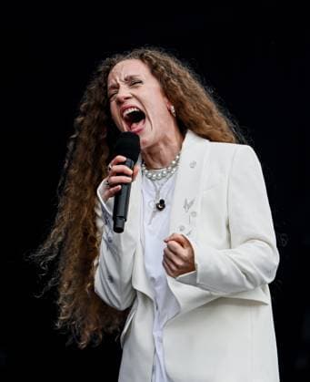 July 1, 2025, Ottawa, On, Canada: Canadian singer-songwriter Amanda Marshall performs during Canada Day celebrations at LeBreton Flats in Ottawa, on Tuesday, July 1, 2025. Ottawa Canada  - ZUMAc35_ 20250701_zaf_c35_165 Copyright: xSpencerxColbyx