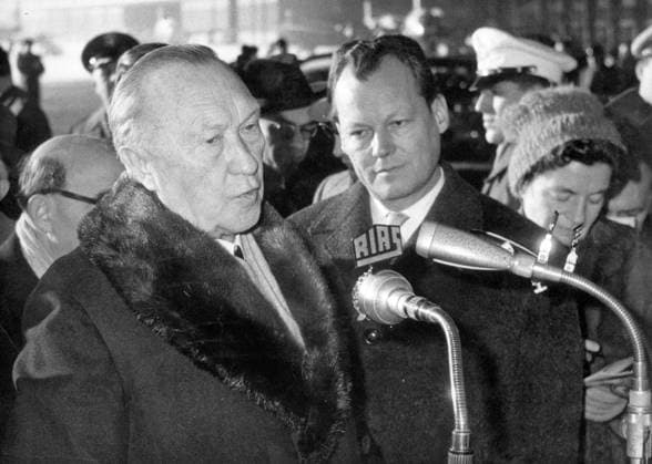 Bundeskanzler Konrad Adenauer 1876 - 1967 12. Januar 1960 - Berlin, Deutschland - Am 11. Januar traf Bundeskanzler Dr. Konrad Adenauer für einen zweitägigen Besuch in Berlin ein. Er sprach vor dem Senat auch über die antijüdischen Ausbrüche der letzten Zeit. Im Bild: Bundeskanzler Dr. Adenauer (links) mit dem Regierenden Bürgermeister von Berlin, Willy Brandt (rechts), bei der Ankunft des Bundeskanzlers am Berliner Flughafen. Berlin Germany *** Federal Chancellor Konrad Adenauer 1876 1967 12 January 1960 Berlin, Germany on 11 January met Federal Chancellor Dr Konrad Adenauer for a two-day Visit in Berlin a he language before the Senate also via the anti-Jewish Outbreaks the last Time at Picture Federal Chancellor Dr Adenauer left with t  Copyright: xUnitedxArchivesx xkpaxKeystonex 19600112_mab_k09_331