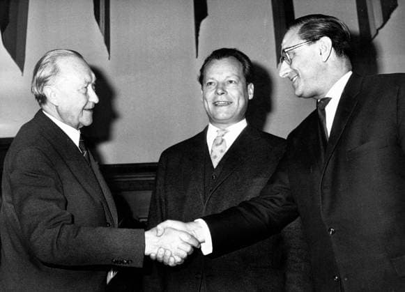 Bundeskanzler Konrad Adenauer 1876 - 1967 12. Januar 1960 - Berlin, Deutschland - Westdeutschlands erster Bundeskanzler Konrad Adenauer begann seine politische Karriere als Mitglied des Kölner Stadtrats und wurde Oberbürgermeister der Stadt. Adenauer wurde am 15. September 1949 zum Bundeskanzler der Bundesrepublik Deutschland gewählt. Im Bild: Konrad Adenauer, der Regierende Bürgermeister von Berlin, Willy Brandt, und Bürgermeister Franz Anrehm. Berlin Germany *** Federal Chancellor Konrad Adenauer 1876 1967 12 January 1960 Berlin, Germany West Germany first Federal Chancellor Konrad Adenauer began its political Career as Member of Cologne City Council and was Lord Mayor the City Adenauer was on 15 September 1949 to Federal Chancellor t  Copyright: xUnitedxArchivesx xkpaxKeystonex 19600112_mab_k09_361