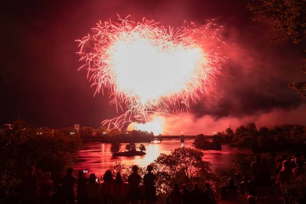 July 1, 2025, Ottawa, On, Canada: Fireworks explode over the Ottawa River during Canada Day festivities in Ottawa, on Tuesday, July 1, 2025. Ottawa Canada  - ZUMAc35_ 20250701_zaf_c35_168 Copyright: xSpencerxColbyx