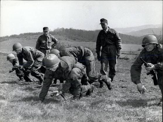 Deutschland Litauen Polen 1957 - Deutschlands erste Nachkriegswehrpflichtige. Auf, marsch, marsch. Immer wieder muss die Geschicklichkeit mit vollem Gepäck geübt werden. *** Germany Lithuania Poland 1957 Germany First Post-war conscripts On, march, March Always again must the Skill with full Luggage practiced become  Copyright: xUnitedxArchivesx xkpaxKeystonex 19600114_baf_k09_1108