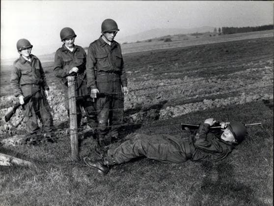 Deutschland Litauen Polen 1957 - Der Soldat muss auch mit voller Ausrüstung beweglich sein. Hier wird das Durchkriechen eines Zauns geübt. Die Wehrpflichtigen müssen sich vollständig an ihre Kriegsbemalung gewöhnen. *** Germany Lithuania Poland 1957 the Soldier must also with full Equipment mobile its here will the Crawl through one Fence practiced the Conscripts must itself complete to their War Painting get used to  Copyright: xUnitedxArchivesx xkpaxKeystonex 19600114_baf_k09_1109