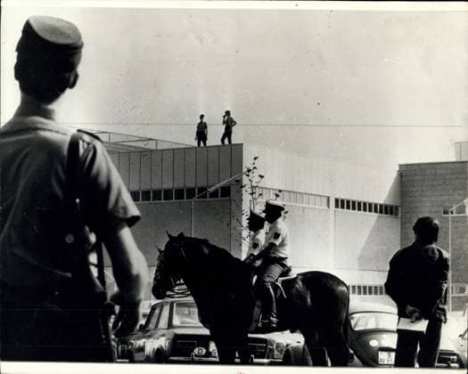 Verbrechen Kriminelle Richter Anwälte Prozesse Mai 1975 - Der Prozess gegen führende Mitglieder der Baader Meinhof-Gruppe in Stuttgart Der Prozess gegen Ulrike Meinhof, Andreas Baader, Gudrun Ensslyn und Jan-Carl Raspe, führende Mitglieder der sogenannten Baader Meinhof-Gruppe, wurde in Stuttgart eröffnet. Der Prozess, der drei Jahre Vorbereitungszeit in Anspruch nahm, dauerte jedoch nur sieben Stunden und wurde dann auf den 36. Mai vertagt. Foto zeigt: Die Szene vor dem Gerichtsgebäude in Stuttgart, das während der ersten Anhörung schwer bewacht wurde. *** Crimes Criminals Judges Lawyers Processes May 1975 the Process against Leading Members the Baader Meinhof Group in Stuttgart the Process against Ulrike Meinhof, Andreas Baa  Copyright: xUnitedxArchivesx xkpaxKeystonex 19600114_baf_k09_947