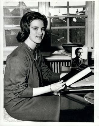 Erben Erbin Mitglieder des Königshauses Prominente 1966 – Dänemarks demokratische Königsfamilie. Prinzessin Anne Marie – Zuhause: Ganz Dänemark freut sich auf den – nicht mehr allzu fernen – Tag, an dem die sechzehnjährige Prinzessin Anne-Marie, die jüngste der drei Töchter von König Friedrich und Königin Ingrid, ihren Prinzen – Kronprinz Konstantin von Griechenland – heiratet. Sie haben sich vor einigen Wochen verlobt. Momentan sieht man die Prinzessin – manchmal mit ihrer Mutter und ihren Schwestern – beim Einkaufen durch die Straßen und Geschäfte Kopenhagens schlendern, ohne eine Reihe von Begleitern im Schlepptau. Sie bilden ohne Zweifel die demokratischste Königsfamilie der Gegenwart. Das Foto zeigt Prinzessin Anne-Marie beim Mus  Copyright: xUnitedxArchivesx xkpaxKeystonex 19600114_p01_k09_125