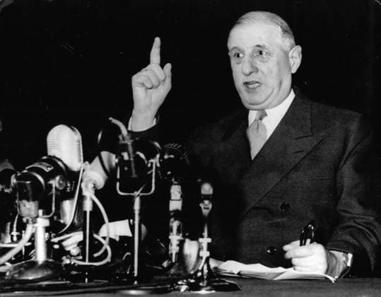Frankreich Monaco Sark 1963 – General Charles de Gaulle hält seine lang erwartete Rede. Das Foto zeigt General de Gaulle bei seiner lang erwarteten Rede heute Nachmittag im Hotel Palais d Orsay in Paris. Es war seine erste Rede seit seiner Erklärung der letzten Woche, in der er sich nach der Algerienkrise bereit erklärte, die Macht zu übernehmen. *** France Monaco Sark 1963 – General Charles de Gaulle holds its long expected Speech the Photo shows General de Gaulle at its long expected Speech Today Afternoon at Hotel Palais D Orsay in Paris it was its First Speech since its Declaration the last week, in the he itself to the Algerian crisis ready explained, the makes to take over  Copyright: xUnitedxArchivesx xkpaxKeystonex 19600116_baf_k09_015
