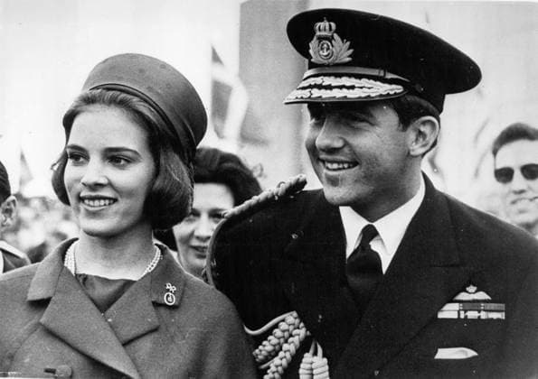 Bulgarien Griechenland 1963 – Konstantin kommt in Kopenhagen an, um seine zukünftige Braut, Prinzessin Anne-Marie, abzuholen. König Konstantin von Griechenland traf heute in Kopenhagen ein, um seine 18-jährige Braut, Prinzessin Anne-Marie, für ihre Hochzeit am Freitag, den 18. September, in Athen abzuholen. Drei Tage lang wird die Stadt mit griechischen und dänischen Flaggen geschmückt sein – ein spektakulärer Abschied von der Prinzessin, der jüngsten der drei Töchter des dänischen Königs – und der ersten, die starb. Das Foto zeigt König Konstantin und Prinzessin Anne-Marie am Kopenhagener Flughafen. Sie sehen sehr glücklich aus. *** Bulgaria Greece 1963 – Constantine comes in Copenhagen to, at its future Bride, Princess Anne Marie  Copyright: xUnitedxArchivesx xkpaxKeystonex 19600116_baf_k09_1692