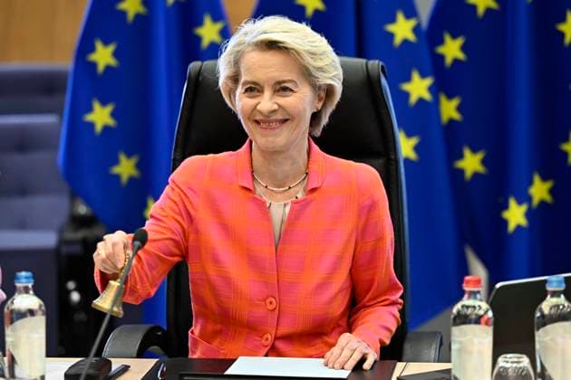 News Themen der Woche KW27 July 2, 2025: Ursula Von der Leyen , the president of the European Commission ring the bell at the start of the College of Commissioners at the European Commission headquarters in Brussels, Belgium on 02 07 2025 The meeting focuses on adopting a target to cut greenhouse gas emissions by 90% by 2040, a key milestone under the EU Green Deal. While Executive Vice-President Teresa Ribera is expected to announce the outcome, internal divisions remain, with France calling for more national debate and prioritizing a 2035 target, and countries like Denmark pushing for more ambition. - ZUMAw80_ 20250702_faf_w80_008 Copyright: xWiktorxDabkowskix