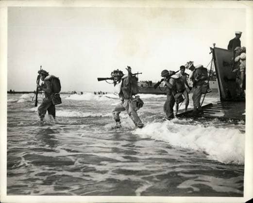Israel Libanon Palästina 1956 – Suezkrise, Kriegsschlacht. Israelische Infanterie landet von Truppentransportern aus an der Küste. *** Israel Lebanon Palestine 1956 – Suez crisis, Kriegsschlacht Israeli Infantry lands from troop carriers from to the Coast  Copyright: xUnitedxArchivesx xkpaxKeystonex 19600116_baf_k09_971