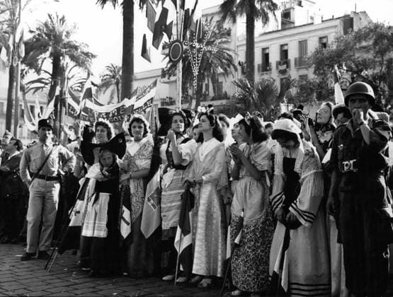 Afrika Ägypten 1962 – General De Gaulle in Algerien. Das Foto zeigt junge Mädchen aus der französischen Provinz in Nationaltracht, die General De Gaulle zujubeln. *** Africa Egypt 1962 – General de Gaulle in Algeria the Photo shows Boy Girls from the French Province in National costume, the General de Gaulle cheer  Copyright: xUnitedxArchivesx xkpaxKeystonex 19600117_baf_k09_580
