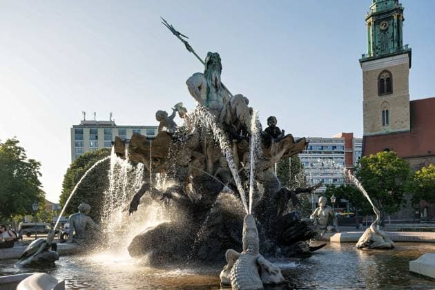 01.07.2025,Berlin,der barocke Neptunbrunnen, im Hintergrund ist der Fernsehturm zu sehen *** 01 07 2025,Berlin,the baroque Neptune Fountain, the television tower can be seen in the background