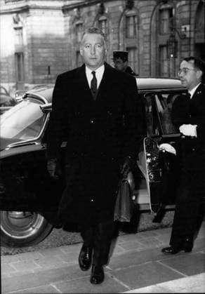 Frankreich Monaco Sark 10. Februar 1960 - Ministerrat im Pariser Palais de L Elysee. Beim heutigen Ministerrat empfing Präsident De Gaulle die drei aus Algerien zurückgekehrten Minister. Herr Messmer, Minister der französischen Armee, bei seiner Ankunft im Pariser Palais de L Elysee. *** France Monaco Sark 10 February 1960 Council of Ministers at Paris Palais de l Elysee at today Council of Ministers received President de Gaulle the Three from Algeria returned Minister Mr Messmer, Minister the French Army, at its Arrival at Paris Palais de l Elysee  Copyright: xUnitedxArchivesx xkpaxKeystonex 19600210_baf_k09_004