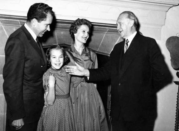 Präsident der Vereinigten Staaten Richard Nixon 1913 - 1994 18. März 1960 - Washington DC, USA - Westdeutschlands Bundeskanzler Konrad Adenauer begann seine politische Karriere als Mitglied des Kölner Stadtrats und wurde Oberbürgermeister der Stadt. Adenauer wurde am 15. September 1949 zum Bundeskanzler der Bundesrepublik Deutschland gewählt. Im Bild: Konrad Adenauer mit Vizepräsident Richard Nixon, seiner Frau Pat Nixon und seiner 11-jährigen Tochter Tulip Nixon. Washington D.C. District of Columbia USA *** President the United States Richard Nixon 1913 1994 18 March 1960 Washington DC, USA West Germany Federal Chancellor Konrad Adenauer began its political Career as Member of Cologne City Council and was Lord Mayor the City Adenauer wa  Copyright: xUnitedxArchivesx xkpaxKeystonex 19600318_mab_k09_339