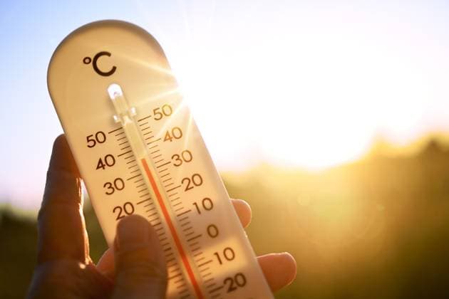 PHOTOMONTAGE, backlit thermometer shows high temperatures ** NUR FUER REDAKTIONELLE ZWECKE ** EDITORIAL USE ONLY **