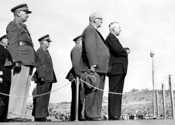 Premierminister von Südafrika Hendrik Verwoerd 1901 - 1966 28. Mai 1960 - Bloemfontein, Südafrika - Der südafrikanische Politiker HENDRIK VERWOERD wird oft als Architekt der Apartheid bezeichnet. Im Bild: Verwoerd bei seinem ersten offiziellen Auftritt nach dem Attentat auf ihn im April 1960, bei dem er schwer verletzt wurde. Er hält eine Rede vor den südafrikanischen Streitkräften. Bloemfontein South Africa *** Prime Minister from South Africa Hendrik VERWOERD 1901 1966 28 May 1960 Bloemfontein, South Africa the South African Politicians Hendrik VERWOERD will often as Architect the Apartheid designated at Picture VERWOERD at his first official Appearance to the Assassination attempt at him at April 1960, at the he heavy vio  Copyright: xUnitedxArchivesx xkpaxKeystonex 19600528_nin_k09_033