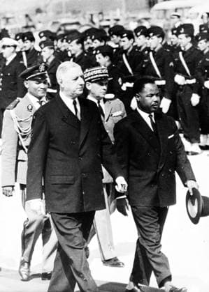Kameruns Präsident besucht Frankreich 26. Juli 1960 – Paris, Frankreich – CHARLES DE GAULLE war ein französischer General und Staatsmann, Anführer der Freien Franzosen im Zweiten Weltkrieg und Architekt der Fünften Republik. De Gaulle und der kamerunische Präsident AHMADU AHIDJO während seines Besuchs in Paris. Orleansvilee Algeria *** Cameroon President visits France 26 July 1960 – Paris, France – Charles de Gaulle was a French General and Statesman, Leader the Free French at second World War II and Architect the fifth Republic de Gaulle and the Cameroonian President AHMADU AHIDJO during his Visit in Paris Orleansvilee Algeria  Copyright: xUnitedxArchivesx xkpaxKeystonex 19600726_nin_k09_498