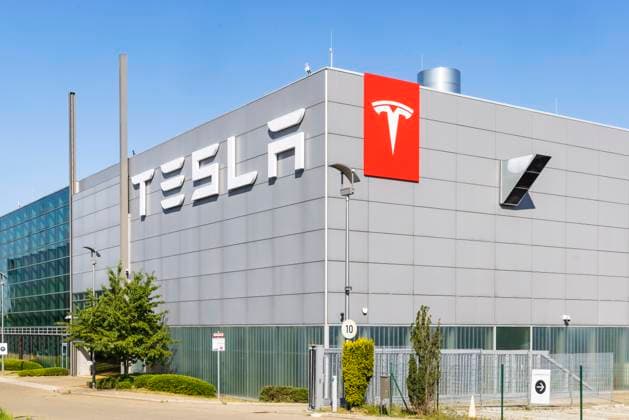 Stillstand im größten Tesla Abholzentrum Europas. Im Delivery Hub in Holzgerlingen macht sich die Absatzkrise von Tesla bemerkbar. Elektroautos amerikanischer Prägung von Elon Musk sind nur noch wenig nachgefragt. In der Daimlerstraße der schwäbischen Kleinstadt in der Nähe von Sindelfingen befindet sich die zentrale Anlaufstelle für Vertrieb und Fahrzeugservice, auch werden die Fahrzeuge hier ausgeliefert. 02.07.2025, Holzgerlingen, Baden-Württemberg, Deutschland, Europa *** Standstill at Europes largest Tesla pick-up center Teslas sales crisis is making itself felt at the delivery hub in Holzgerlingen Elon Musks American-style electric cars are in low demand The central contact point for sales and vehicle servicing is located