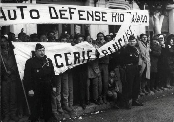 Afrika Ägypten 1. Dezember 1960 - Die Bereitschaftspolizei hält sie zurück. General de Gaulle besucht Algerien. *** Africa Egypt 1 December 1960 the Riot police holds you back General de Gaulle visits Algeria  Copyright: xUnitedxArchivesx xkpaxKeystonex 19601201_baf_k09_003