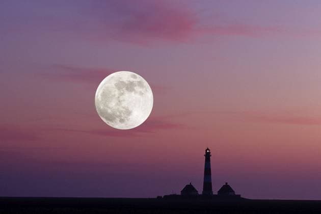 Der Leuchtturm von Westerhever mit Vollmond, Westerhever, Schleswig-Holstein, Bundesrepublik Deutschland The lighthouse of Westerhever with full moon, Westerhever, Schleswig-Holstein, Federal Republic of Germany Copyright: imageBROKER McPHOTOx xRainerxErl iblbhj10502714.jpg