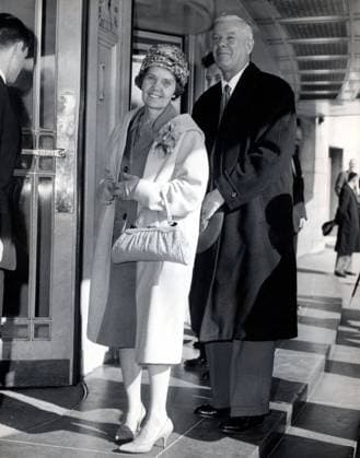 Premierminister von Südafrika Hendrik Verwoerd 1901 - 1966 4. März 1961 London, England, Großbritannien Während der Commonwealth-Konferenz verkündet Hendrik Verwoerd den Austritt Südafrikas aus dem Commonwealth of Nations. Er wird oft als Architekt der Apartheid bezeichnet, da er Anfang der 1950er Jahre als Minister für Eingeborenenangelegenheiten die Rassenideologie und -politik des Apartheid-Regimes maßgeblich prägte. Im Bild: Verwoerd mit seiner Frau Betsie nach der Ankunft in London zur Konferenz. London England UK *** Prime Minister from South Africa Hendrik VERWOERD 1901 1966 4 March 1961 London, England, Great Britain during the Commonwealth Conference announces Hendrik VERWOERD the Resignation South Africa  Copyright: xUnitedxArchivesx xkpaxKeystonex 19610304_nin_k09_034