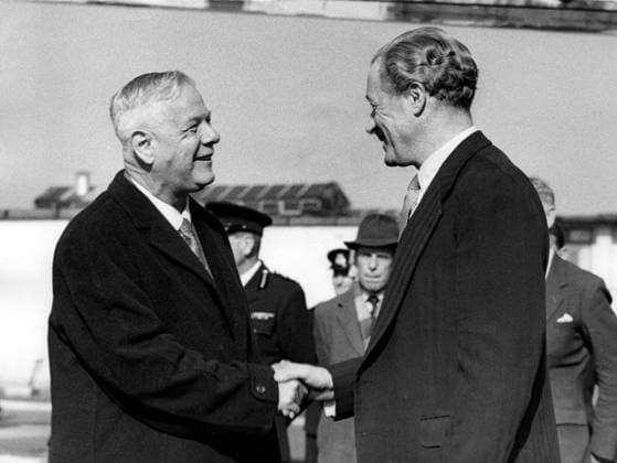 Premierminister von Südafrika Hendrik Verwoerd 1901 - 1966 4. März 1961 London, England, Großbritannien Während der Commonwealth-Konferenz verkündet Hendrik Verwoerd den Austritt Südafrikas aus dem Commonwealth of Nations. Er wird oft als Architekt der Apartheid bezeichnet, da er die Rassenideologie und -politik des Apartheid-Regimes während seiner Amtszeit als Minister für Eingeborenenangelegenheiten Anfang der 1950er Jahre maßgeblich prägte. Im Bild: Der britische Minister Duncan Sandys begrüßt Verwoerd nach seiner Ankunft in London zur Teilnahme an der Konferenz. London England UK *** Prime Minister from South Africa Hendrik VERWOERD 1901 1966 4 March 1961 London, England, Great Britain during the Commonwealt  Copyright: xUnitedxArchivesx xkpaxKeystonex 19610304_nin_k09_035
