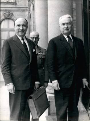 Afrika Ägypten 5. Mai 1961 – Empfang der Herren Joxe und Morin durch General de Gaulle: Louis Joxe, Staatsminister für algerische Angelegenheiten, und Jean Morin, Generaldelegierter der Regierung in Algier, wurden heute Nachmittag von Präsident de Gaulle im Élysée-Palast empfangen. Jean Morin (links) und Louis Joxe treffen im Élysée-Palast ein. In der Mitte: General Dupuis vom Élysée-Palast. *** Africa Egypt 5 May 1961 – Reception the Men Joxe and Morin through General de Gaulle Louis Joxe, Minister of State for Algerian Matters, and Jean Morin, Delegate General the Government in Algiers, were Today Afternoon from President de Gaulle at analysis Palace received Jean Morin left and Louis Joxe Meeting at analysis Palace a in the Mid  Copyright: xUnitedxArchivesx xkpaxKeystonex 19610505_baf_k09_029