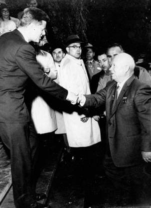 Präsident John F. Kennedy 1917 - 1963 3. Juni 1961 Wien, Österreich Der russische Premierminister Nikita Kruschtschew und der US-Präsident John F. Kennedy treffen sich in Wien. Vienna Wein Austria *** President John F Kennedy 1917 1963 3 June 1961 Vienna, Austria the Russian Prime Minister Nikita Krushchev and the US President John F Kennedy Meeting itself in Vienna Vienna Wine Austria  Copyright: xUnitedxArchivesx xkpaxKeystonex 19610603_kts_k09_862