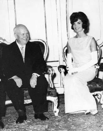 First Lady Jacqueline Kennedy Onassis 1929 - 1994 4. Juni 1961 Wien, Österreich Herr Nikita Kruschev und Präsident Kennedy sowie ihre Ehefrauen nahmen an einem Empfang und Bankett teil, das die österreichische Regierung zu ihren Ehren im Schloss Schönbrunn gab. Im Bild: Herr Nikita Kruschev und Frau Jacqueline Kennedy vor dem gestrigen Abendessen im Schloss Schönbrunn. Vienna Wein Austria *** First Lady Jacqueline Kennedy Onassis 1929 1994 4 June 1961 Vienna, Austria Mr Nikita Kruschev and President Kennedy and their Wives took to a Reception and Banquet part, the the Austrian Government to their Honours at Castle Schönbrunn GAB at Picture Mr Nikita Kruschev and Woman Jacqueline Kennedy before the yesterday Dinner at Castle  Copyright: xUnitedxArchivesx xkpaxKeystonex 19610604_mab_k09_157