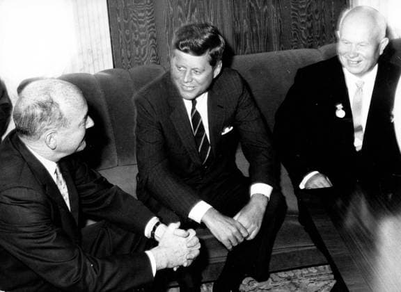 Präsident John F. Kennedy 1917 - 1963 4. Juni 1961 – Wien, Österreich – Am zweiten Tag ihrer Gespräche, dem 4. Juni 1961, trafen sich US-Präsident John F. Kennedy und der sowjetische Ministerpräsident Nikita Chruschtschow in der sowjetischen Botschaft in Wien. Das Bild zeigt sie während ihrer Konferenz in scheinbar guter Stimmung. Links ist der US-Außenminister Dean Rusk zu sehen. Vienna Wein Austria *** President John F Kennedy 1917 1963 4 June 1961 – Vienna, Austria – on second Day their Conversations, the 4 June 1961, met itself US President John F Kennedy and the Soviet Prime Minister Nikita Khrushchev in the Soviet Message in Vienna the Picture shows you during their Conference in apparently good Mood left is the US Foreign Ministe  Copyright: xUnitedxArchivesx xkpaxKeystonex 19610604_mab_k09_191