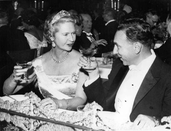 Nobelpreis 12. Dezember 1961 - Nobelpreise in Stockholm verliehen Die Nobelpreise wurden an diesem Wochenende in Stockholm verliehen. Foto zeigt bei einem Abendessen anlässlich der Verleihung des Nobelpreises für Physik den schwedischen Präsidenten und Prof. Robert Hofstadte, einen der beiden gemeinsamen Gewinner des Nobelpreises für Physik. *** Nobel Prize 12 December 1961 Nobel Prizes in Stockholm awarded the Nobel Prizes were to this Weekend in Stockholm awarded Photo shows at a Dinner on the occasion of the award Ceremony of Nobel Prize for Physics the Swedish Presidents and Prof Robert Hofstadte, a the both joint Winners of Nobel Prize for Physics  Copyright: xUnitedxArchivesx xkpaxKeystonex 19611212_baf_k09_104