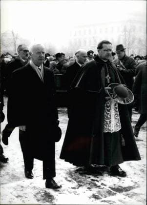 Deutschland Litauen Polen 3. März 1962 - Gottesdienst zum großen internationalen Treffen ehemaliger Kriegsteilnehmer: Im Rahmen der Vorbereitungen für das Treffen ehemaliger Kriegsteilnehmer, das vom 16. bis 18. März in München Bayern stattfindet und an dem ehemalige Kriegsteilnehmer aus 14 europäischen Ländern und den USA teilnahmen, hielt Julius Kardinal Döpfner einen Gottesdienst ab, an dem auch der deutsche Bundespräsident Heinrich Lübke teilnahm. Das Foto zeigt Bundespräsident Heinrich Lübke (links) und Kardinal Döpfner beim Gottesdienst. *** Germany Lithuania Poland 3 March 1962 Church Service to Big ones International Meeting former Participants in the war at Frame the Preparations for the Meeting former Participants in the  Copyright: xUnitedxArchivesx xkpaxKeystonex 19620303_baf_k09_038