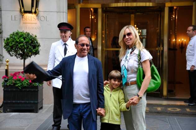PAUL ANKA QUITTE L HOTEL BRISTOL AVEC SON FILS ETHAN ET UNE AMIE A PARIS LE 21 JUILLET 2012. SINGER PAUL ANKA IS SEEN LEAVING THE BRISTOL HOTEL WITH HIS SON ETHAN AND A CLOSE FRIEND IN PARIS, FRANCE ON JULY 21, 2012 PARIS France *** PAUL ANKA LEAVES THE BRISTOL HOTEL WITH HIS SON ETHAN AND A FRIEND IN PARIS ON JULY 21, 2012 SINGER PAUL ANKA IS SEEN LEAVING THE BRISTOL HOTEL WITH HIS SON ETHAN AND A CLOSE FRIEND IN PARIS, FRANCE ON JULY 21, 2012 PARIS France  Copyright: xAGENCEx xBESTIMAGExAGENCEx xBESTIMAGEx