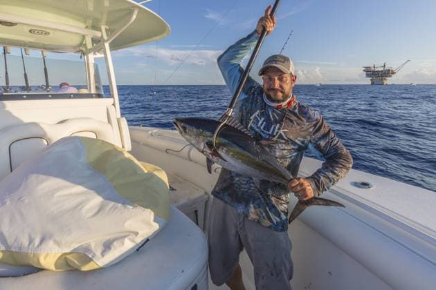 Ein Hochseefischer zeigt seinen Thunfisch, der in der Nähe von Erdölbohrinseln im Golf von Mexiko gefangen wurde Offshore fisherman showing off his tuna caught near petroleum drilling rigs in the Gulf of Mexico Copyright: imageBROKER RonxBuskirk iblbus14149305.jpg