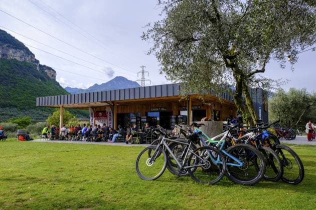 Fahrradtreff, Radlerstopp, Bike farm Linfano, Riva del Garda, Gardasee, Trentino, Trentino-Alto Adige, IItalien Bike meeting point, bike stop, Bike farm Linfano, Riva del Garda, Lake Garda, Trentino, Trentino-Alto Adige, IItaly Copyright: imageBROKER FotografiexLisax+xWi ibldwb13870874.jpg