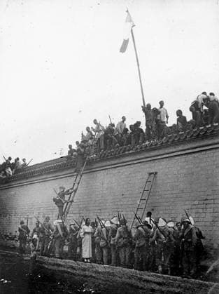 Boxeraufstand, China, Proteste auf einer Mauer während des Boxerkrieges. Chinesen versammeln sich auf einer Mauer im Zuge des Boxeraufstandes zwischen 1900 und 1901. Fotografie um 1900 aus dem Album eines deutschen Offiziers, Asien Boxer Rebellion, China, protests on a wall during the Boxer War. Chinese people gather on a wall during the Boxer Rebellion between 1900 and 1901. Photograph from around 1900 from the album of a German officer, Asia Copyright: imageBROKER our-planet.berlin iblhek14217815.jpg