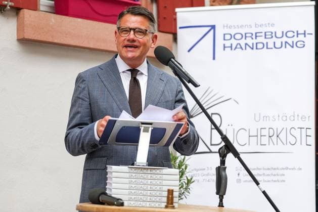Groß Umstadt on July 3, 2025, Hessian Minister President Boris Rhein presents award for Best Village Bookshop in Hesse Hessian Minister President honors Umstädter Bücherkiste as Best Village Bookshop in Hesse Official award presentation and ceremony f l , Hessian Minister President Boris Rhein welcomes the guests Copyright: JoaquimxFerreira