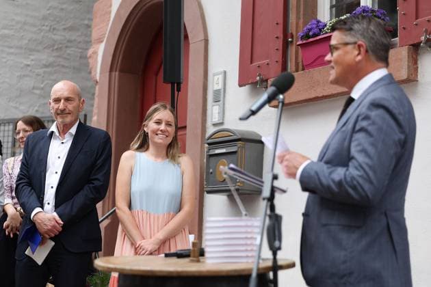 Groß Umstadt on July 3, 2025, Hessian Minister President Boris Rhein presents award for Best Village Bookshop in Hesse Hessian Minister President honors Umstädter Bücherkiste as Best Village Bookshop in Hesse Official award presentation and ceremony f l , Lothar Wekel Chairman of the German Publishers an Copyright: JoaquimxFerreira
