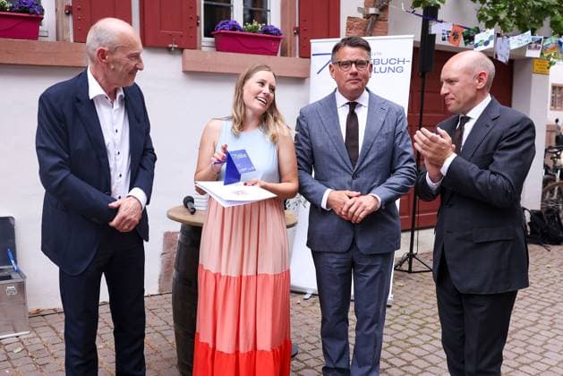 Groß Umstadt on July 3, 2025, Hessian Minister President Boris Rhein presents award for Best Village Bookshop in Hesse Hessian Minister President honors Umstädter Bücherkiste as Best Village Bookshop in Hesse Offic Copyright: JoaquimxFerreira