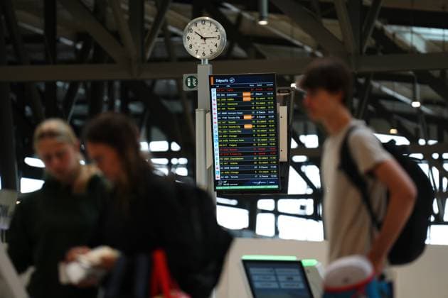 July 3, 2025, Ottawa, On, Canada: Nav Canada says early morning bomb threats affected airports in Ottawa, Montreal, Edmonton, Winnipeg, Calgary and Vancouver on Thursday. Travellers wait in line at the Ottawa International Airport in Ottawa on Thursday, July 3, 2025. Ottawa Canada - ZUMAc35_ 20250703_zaf_c35_001 Copyright: xSeanxKilpatrickx