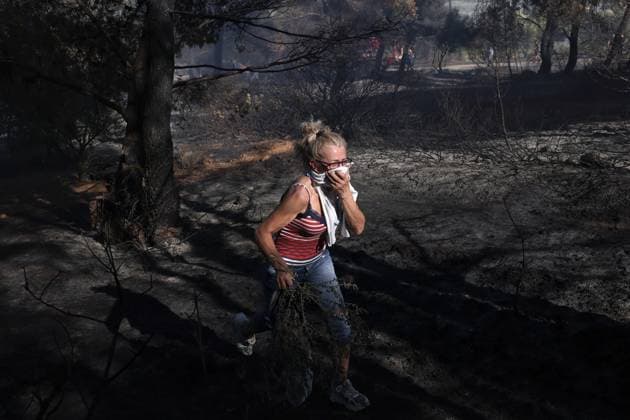 Bilder des Jahres 2025, News 07 Juli News Themen der Woche KW27 News Bilder des Tages Wildfire near Athens damages homes, prompts evacuations ATHENS, GREECE - JULY 03: A woman covers her face during a wildfire in Pikermi, a suburb of Athens, Greece, on July 03, 2025. A wildfire broke out in the Pikermi area, about 30 kilometers from Athens, Greece, damaging at least five homes. Firefighters are battling the blaze from air and ground amid strong winds, while some nearby settlements have been evacuated. Costas Baltas Anadolu Athens Greece. Editorial use only. Please get in touch for any other usage.  Copyright: x2025xAnadoluxCostasxBaltasx
