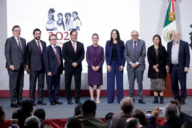 News Bilder des Tages Mexicoâ€⠢s President Claudia Sheinbaum Pardo, accompanied by Marcelo Ebrard, David Kershenobich Stalnikowitz, Diego Antonio Gutierrez de Velasco, Diego Antonio Gutierrez de Velasco, Federico Prince Laris, Jose Miguel Ramos Rodriguez, Luz Astrea Ocampo Gutierrez de Velasco, Efren Ocampo Lopez pose for photos during the presentation of Plan Mexico to the national pharmaceutical industry with the companies Laboratorios Kener and Grupo Neolpharma at news conference at National Palace. on July 3, 2025 in Mexico City, Mexico. Mexico City Mexico - ZUMAe321 20250703_zia_e321_003 Copyright: xLuisxBarronx