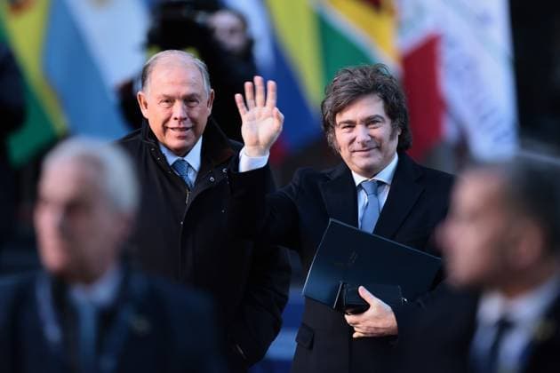 News Themen der Woche KW27 News Bilder des Tages MERCOSUR Summit held in Buenos Aires city of Argentina BUENOS AIRES, ARGENTINA - JULY 03: Argentine President Javier Milei arrives at the San Martin Palace to participate in the Mercosur summit in Buenos Aires, Argentina, on July 3, 2025. The summit brings together regional leaders to discuss economic integration, trade agreements, and common political challenges within the South American bloc. Lula s participation underscores Brazil s central role in advancing the Mercosur agenda and strengthening diplomatic relations with Argentina and other member states. Luciano Gonzalez Anadolu Buenos Aires Argentina. Editorial use only. Please get in touch for any other usage.  Copyright: x2025xAnadoluxLucianoxGonzalezx